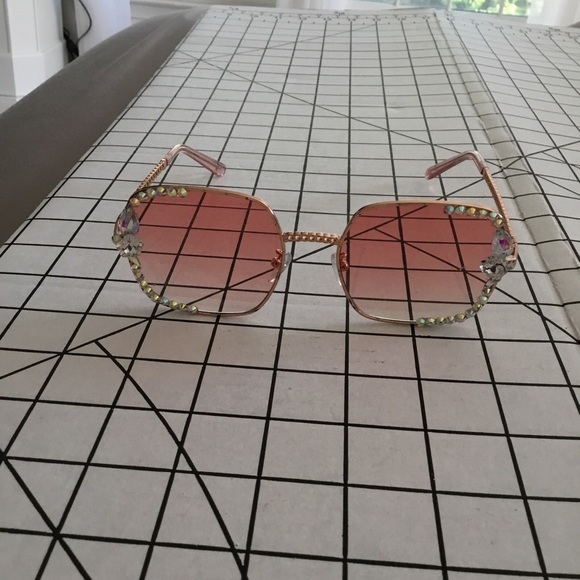 Womens Rhinestone Embellished Sunglasses - Picture 4 of 6